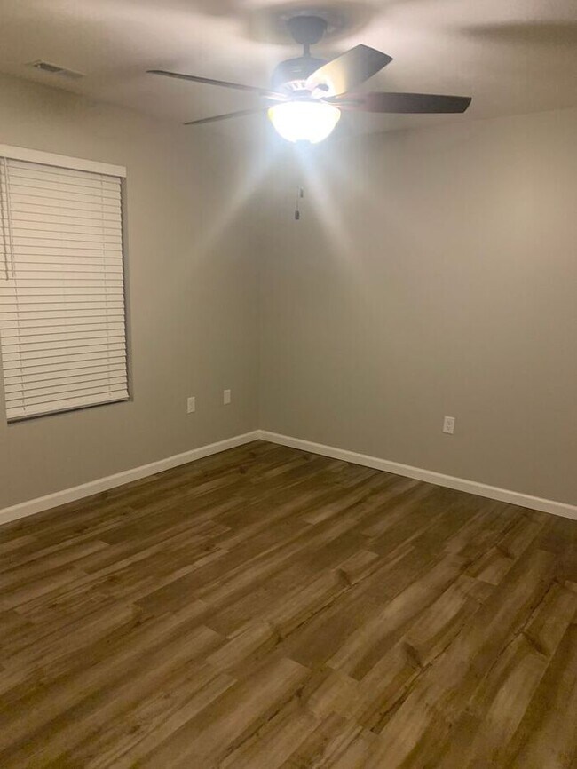 Building Photo - Explore this beautiful home and secure your place in a quiet, family-friendly area that offers th...