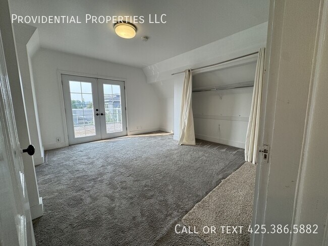 Building Photo - 424 8th Ave W
