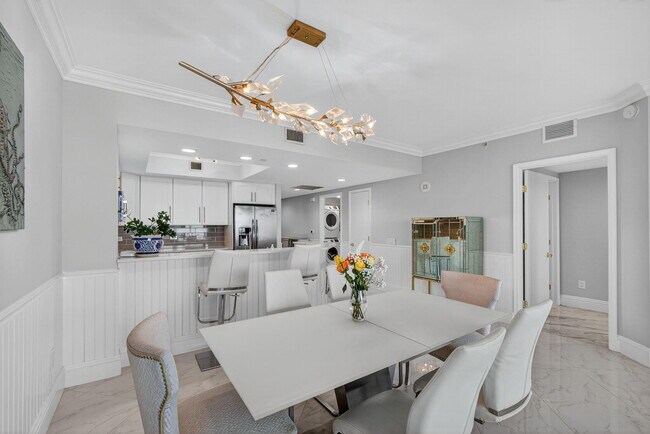 Building Photo - 2650 Lake Shore Dr