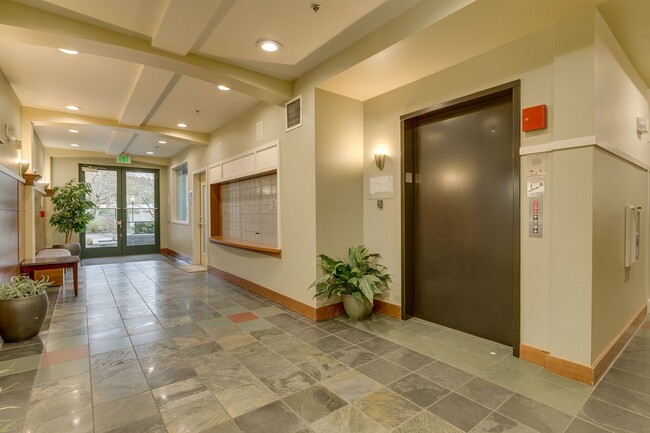 Building Photo - Spacious 2 bedroom Condo in Downtown Redmond