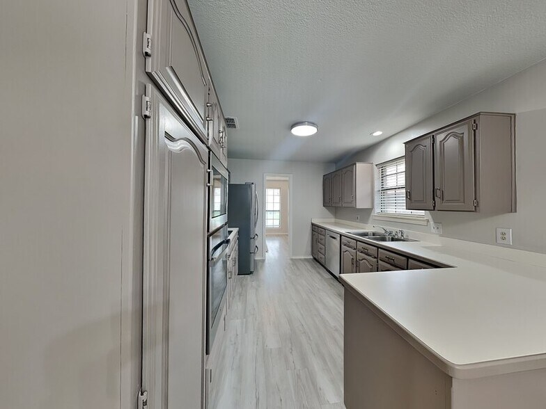 Building Photo - 4912 Barberry Dr