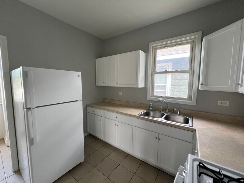 Building Photo - 1122 W 144th St