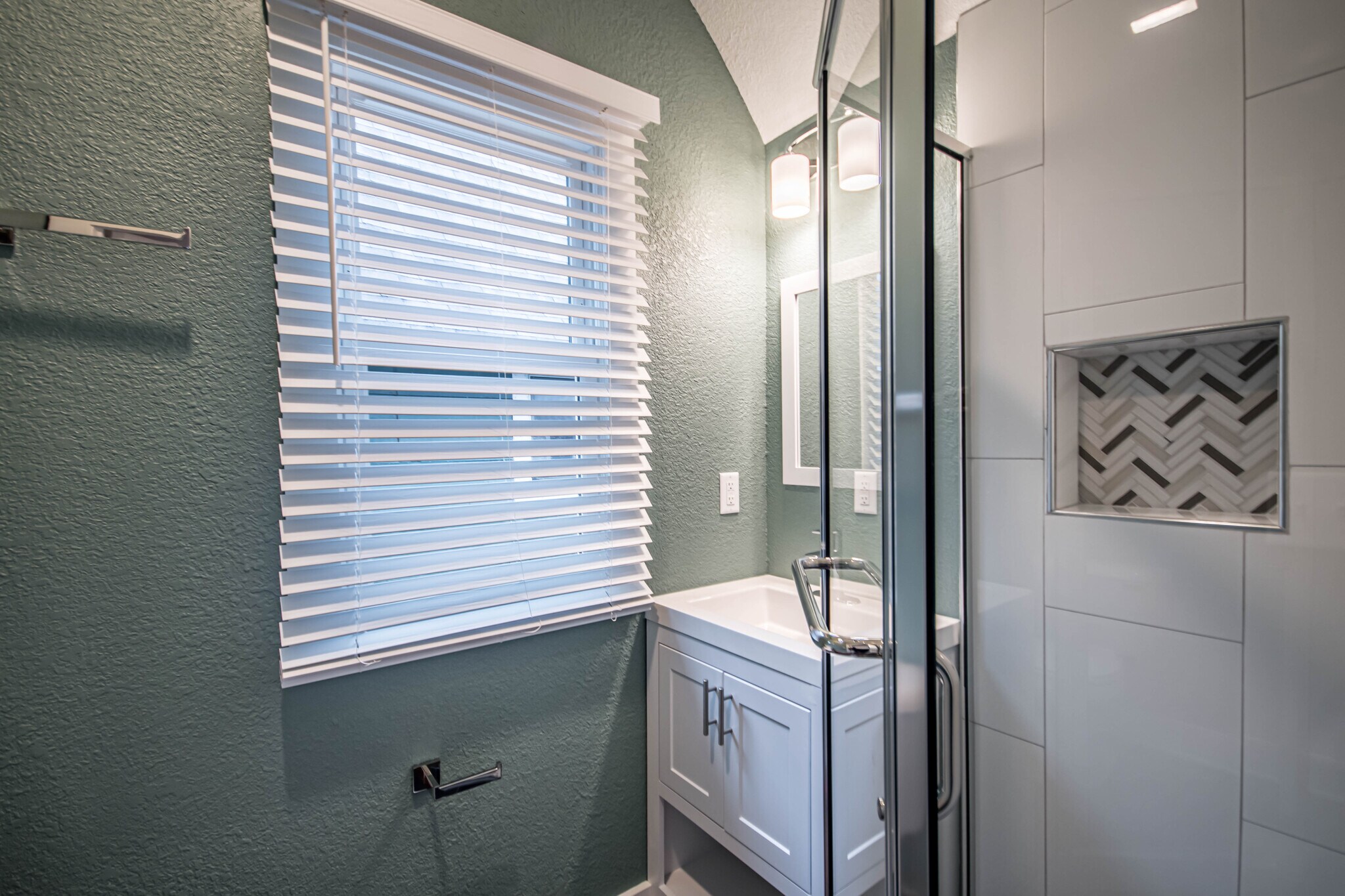 Building Photo - 1659 N Van Buren St