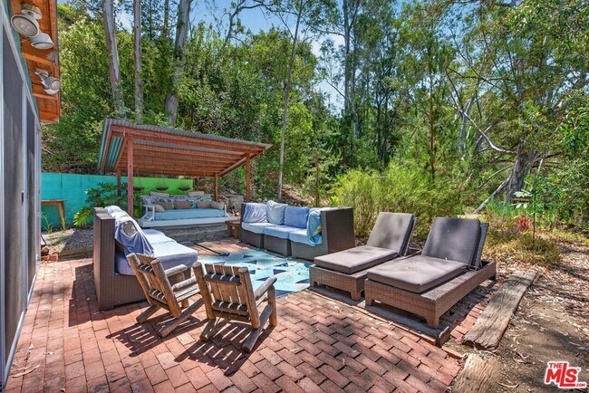 Building Photo - 1738 Topanga Skyline Dr