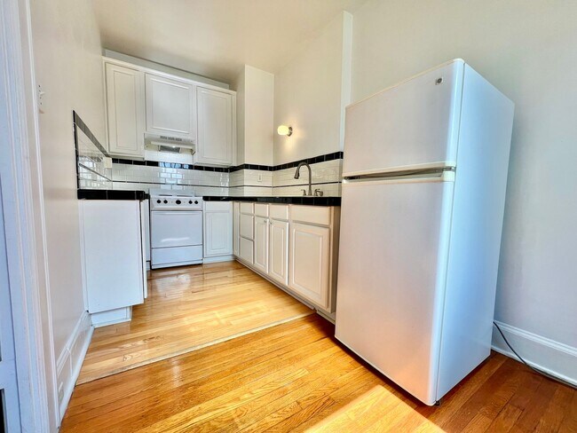 Building Photo - Historic Studio with Murphy Bed, Storage & Prime Alphabet District Location!