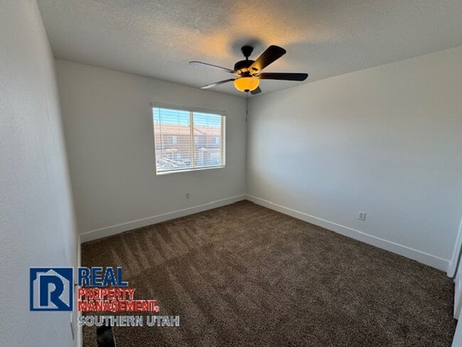 Building Photo - Hawk Hollow Townhomes