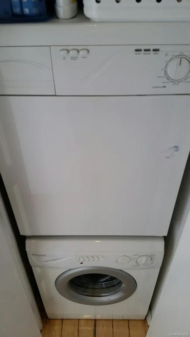 Building Photo - 925 Pacific St