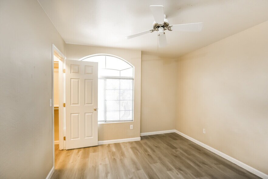 Building Photo - 1316 E Thunderhill Pl
