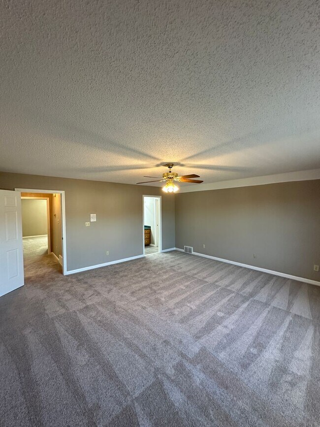 Building Photo - Elegant 4 BR w/POOL MAINTENANCE INCLUDED near Cherokee Valley Golf Club