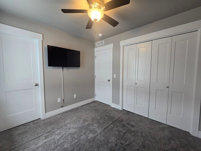 Building Photo - 2 bedroom 2.5 Bathroom Townhome