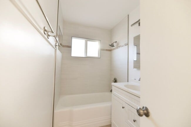 Building Photo - 810 Buena Vista