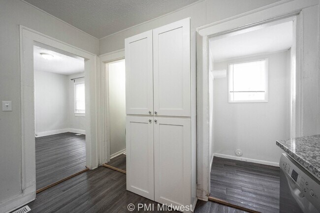 Building Photo - Charming 2-Bed, 2-Bath Duplex in Indianapolis