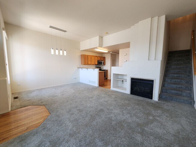 Building Photo - Quiet, adorable 2 Bed 3 Bath Townhome in 80923!