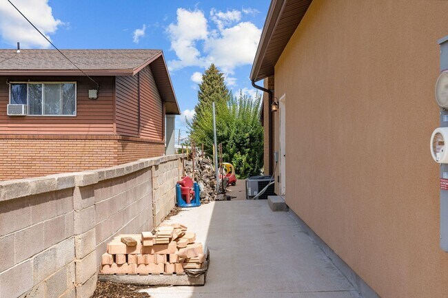 Building Photo - Single Family Home Close to SUU and Cedar High School