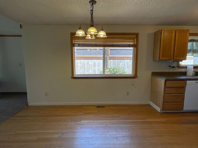 Building Photo - PRELEASING: Updated 3 bed/1 bath Rambler in Roosevelt Neighborhood!