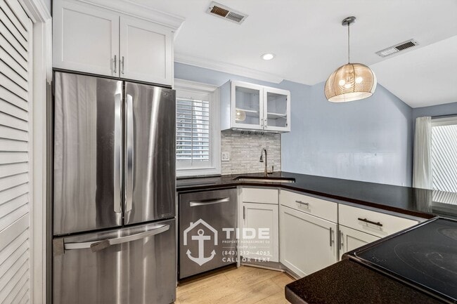 Building Photo - Quiet Coastal Living