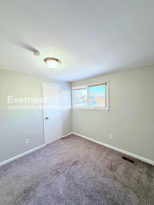 Building Photo - 4 Bed/1 Bath Home with Off-Street Parking / Pet-Friendly / Vouchers Accepted / Available Now!