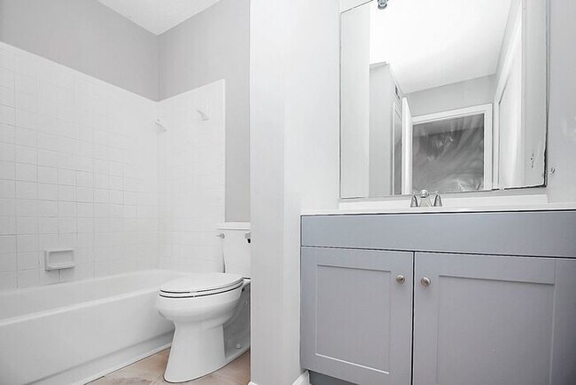 Building Photo - Updated First Floor 2BD/2BA Condo in Forest Ridge!