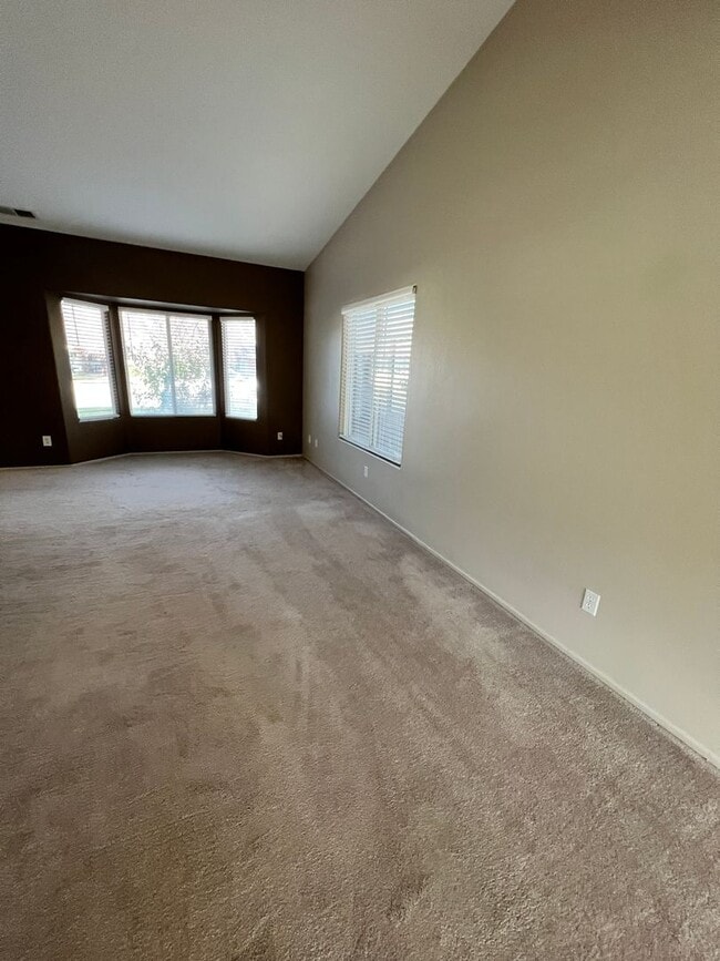 Building Photo - 412 Apple Way