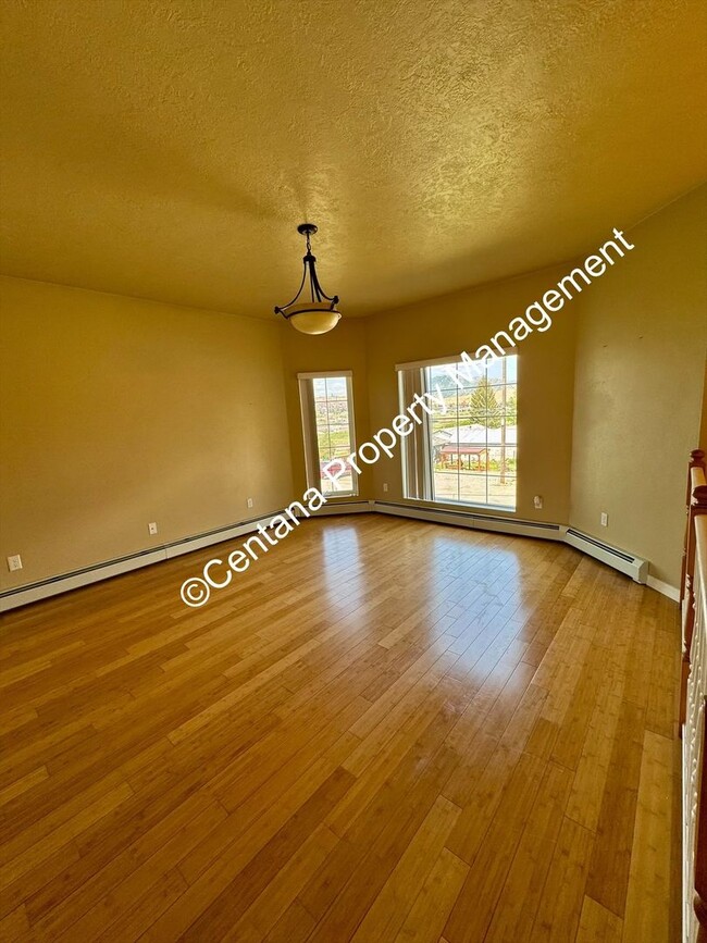 Building Photo - Beautiful home on the outskirts of town!
