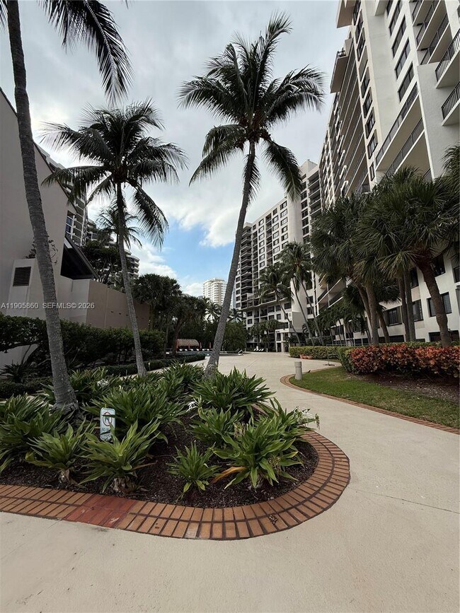 Building Photo - 540 Brickell Key Dr