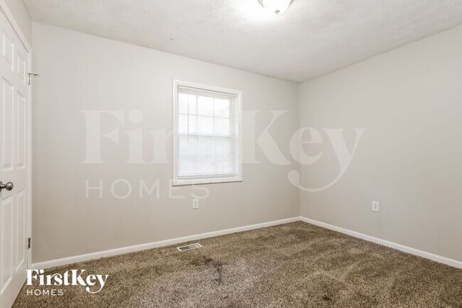 Building Photo - 252 N Lake Dr