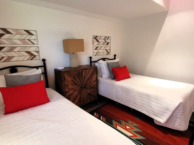 Building Photo - Hank's Hideaway in Sunriver, Furnished, all Utilities Included. Gym access, Hot Tub. 30-day Minim...