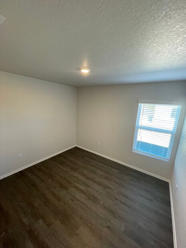 Building Photo - Legend Pond Living: Stunning 3-Bedroom, 2-Bath Home