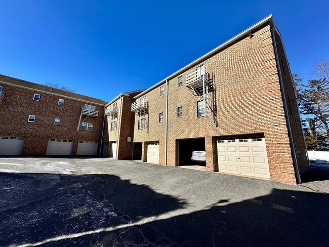 Building Photo - 358 Maple Ave