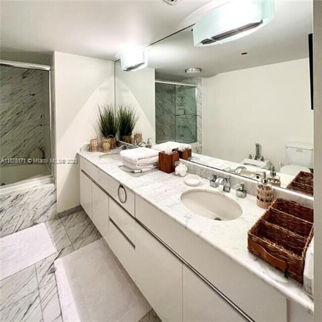 Building Photo - 5757 Collins Ave