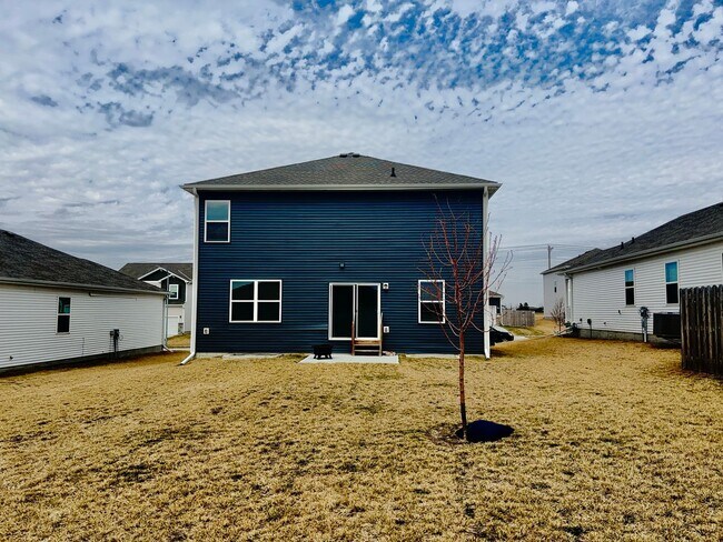 Building Photo - 1619 Port Royal Dr – 4 Bed/2.5 Bath in Belterra (Papillion) | Open Concept, Fireplace, Walk-In Pa...