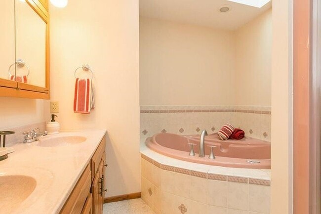 Building Photo - Huge 3-bedroom, 4-bath, 3-car garage townhome in Longfellow neighborhood