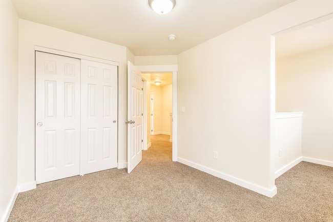 Building Photo - Gorgeous 3x2.5 duplex unit with a fenced b...