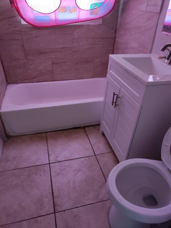 Building Photo - 1800 N Washington St