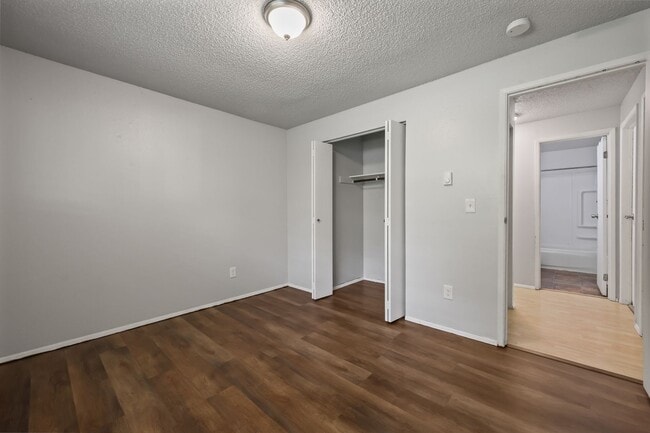 Building Photo - MOVE IN READY NOW! Normandy Park 1 level 2...