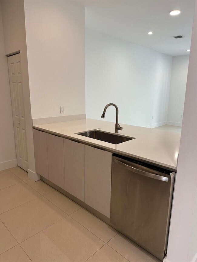 Building Photo - Northeast 17th Avenue, Fort Lauderdale, FL 33304 - 2 BR 2.5 BA townhouse