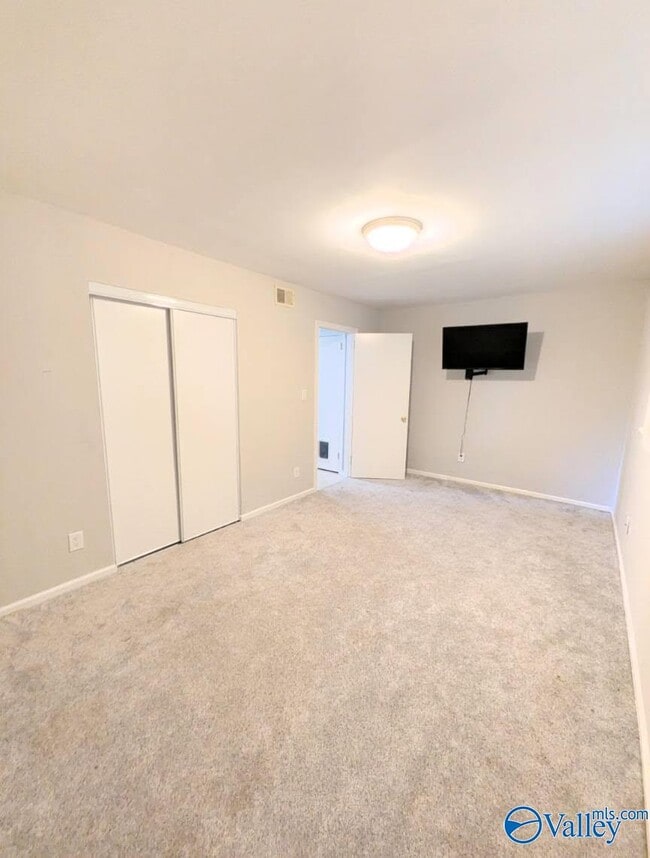 Building Photo - 310 Cumberland Dr SE