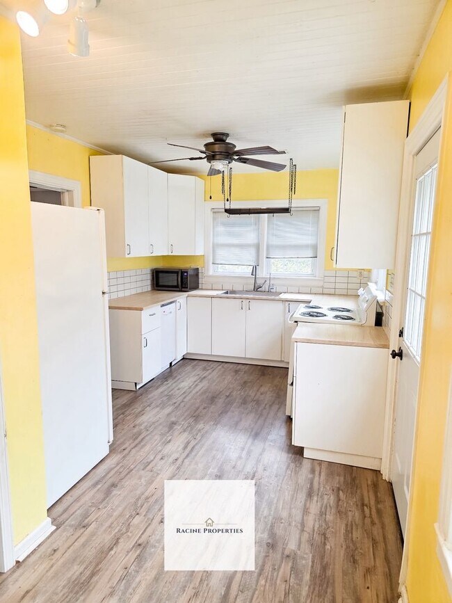 Building Photo - Two Bedroom Home Near Lake Blalock!