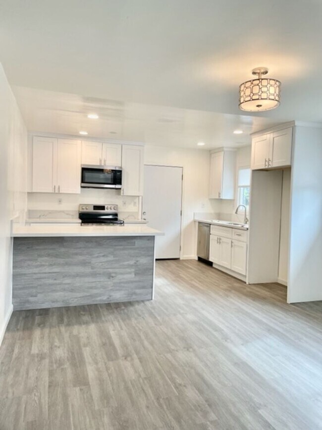 Building Photo - Van Dyke Triplex
