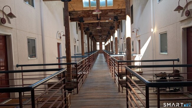 Building Photo - 839 Main St