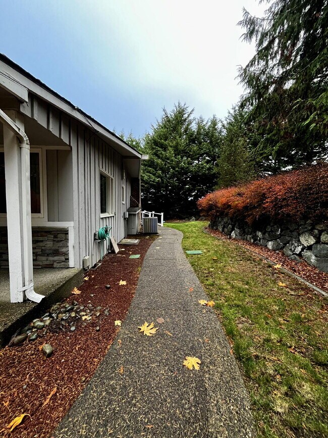 Building Photo - Secluded Puyallup Home with Full 2-Bedroom ADU and Panoramic City Views
