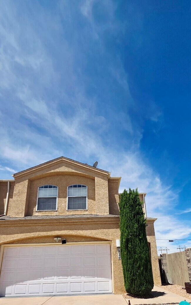 Building Photo - Spacious Northeast Heights Townhome for Rent!