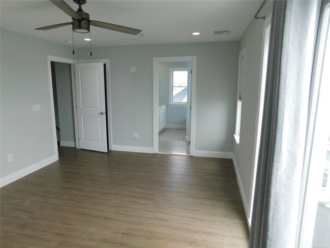 Building Photo - 3495 Bay Front Dr