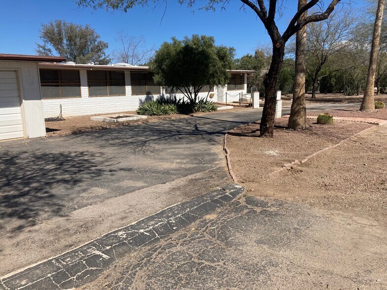 driveway - 5400 W Calle Cayeus