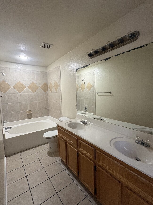Building Photo - 1313 Cinch Dr