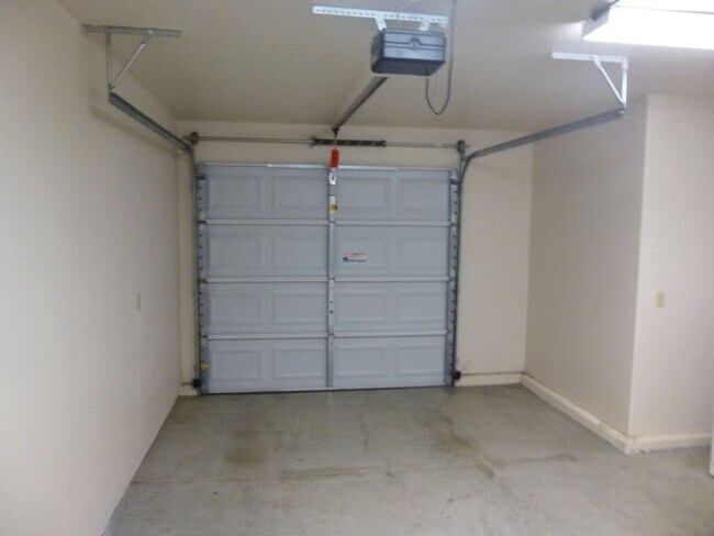 Building Photo - 3BR/3BA Townhouse Near Waller Park, just a...