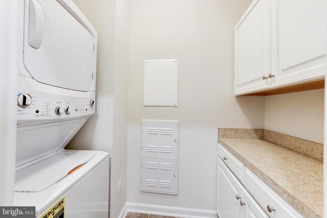 Building Photo - 7071 Darbey Knoll Dr