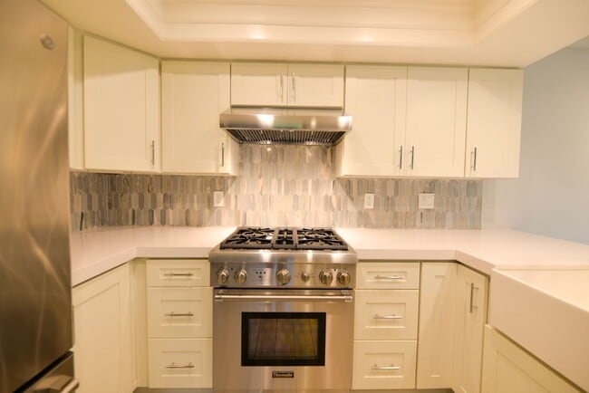 Building Photo - Fully Remodeled unit in the beautiful gate...