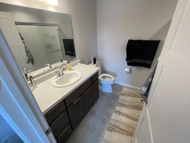 Building Photo - Newly built 2 bed / 2.5 bath townhouse in ...