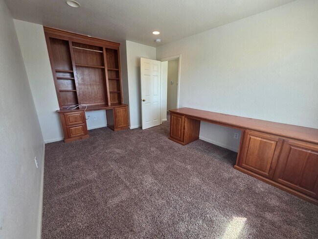 Building Photo - 3 bedroom with an extra office/den space in Modesto!